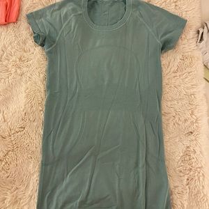 Short sleeve lululemon shirt size 6